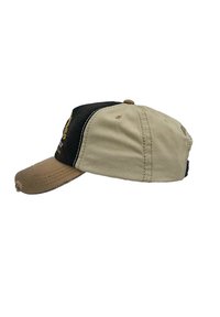 Beige und schwarze Baseballkappe mit einem gebogenen Schild. Auf der Frontseite befindet sich eine Stickerei und ein Logo. Der Stoff hat eine glatte Textur mit einem leicht abgetragenen Aussehen.