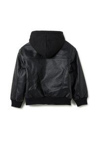 Giacca di pelle nera con cappuccio in tessuto nero, polsini e vita a coste. Texture liscia con dettagli di cucitura sottili.