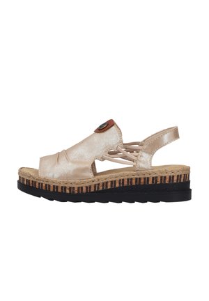 Sandale beige à plateforme compensée ouverte, avec semelle tissée, brides croisées élastiques et détail en cuir sur la partie supérieure.