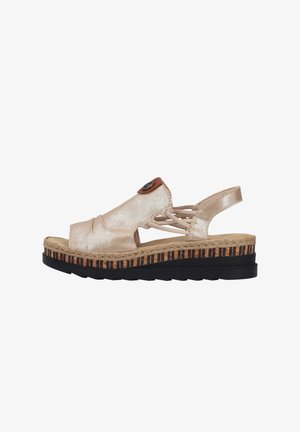 Sandale beige à plateforme compensée ouverte, avec semelle tissée, brides croisées élastiques et détail en cuir sur la partie supérieure.