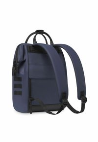 Zaino blu navy con spallacci imbottiti, doppi manici superiori e molteplici tasche con zip. Realizzato in materiale durevole, presenta un design elegante.