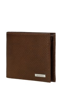 Hnědá texturovaná kožená peněženka s pleteným vzorem, která má stříbrný akcent s logem a dvoukladkový design. Kompaktní a praktická.