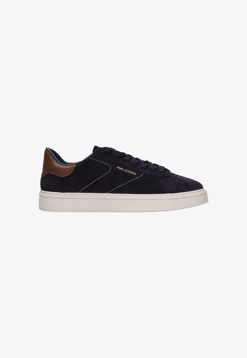 Baskets basses en daim noir avec patch en cuir marron au talon, semelle blanche, lacets noirs et logo PME Legend sur le côté.