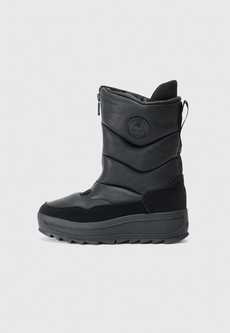 Schwarze Winterstiefel aus Leder und Wildleder mit einem gepolsterten Schaft, strukturiertem Design, Reißverschluss und einer dicken, robusten Sohle.