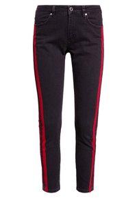 Svarta jeans med röd rand längs varje sida, tillverkade av denim. Har fem fickor och knapplåsfunktion. Slim fit med en slät yta.