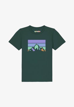 Dunkelgrünes T-Shirt mit einer Grafik stilisierter Berggipfel in Lila, Grün und Orange vor horizontalen Pastellstreifen.