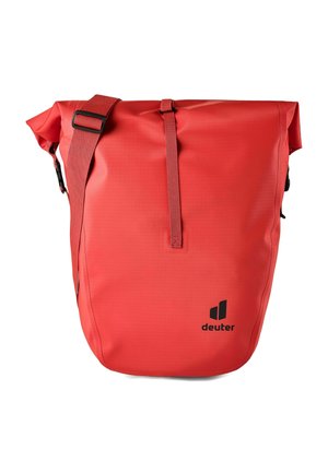 Zaino impermeabile rosso con chiusura a rotolo, tracolla regolabile e logo Deuter nero sul davanti.