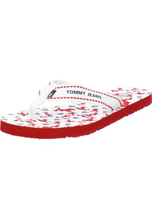 Białe i czerwone klapki na pasku z napisem "Tommy Jeans" oraz wkładką w czerwono-biało-szary wzór kamuflażu i czerwoną podeszwą.