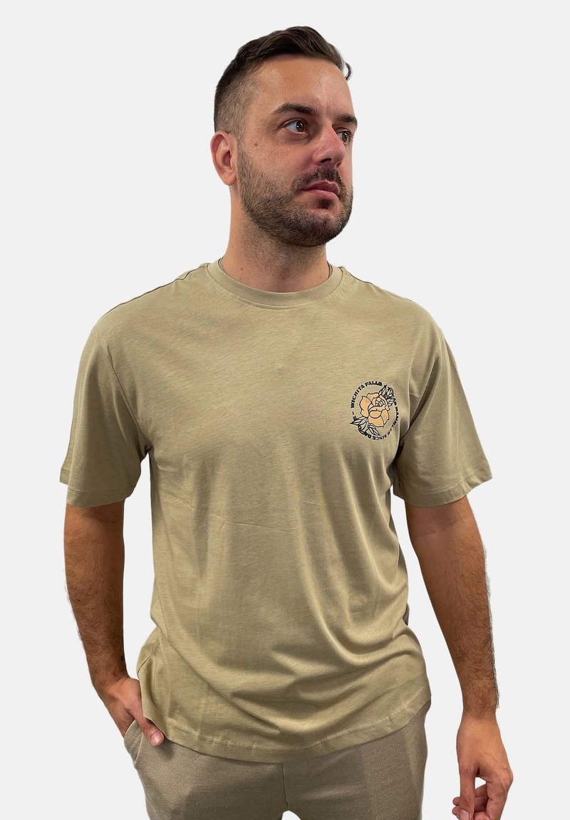 Khakifarbenes Baumwoll-T-Shirt mit Rundhalsausschnitt, kurzen Ärmeln und einem vorn bedruckten Design mit einer Rose und schwarzem Text.