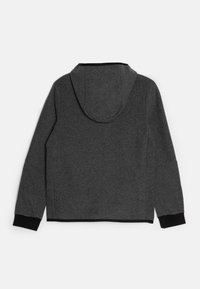 Šedá mikina s kapucí s jemnou texturou, obsahující klokankovou kapsu, černé manžety a volný střih. Hladká tkanina s minimalistickým designem.