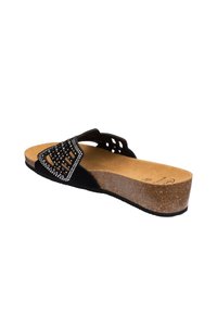 Infradito neri con design perforato, impreziositi da strass sulla fascia, con soletta in sughero e suola a zeppa per una leggera elevazione.