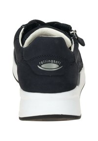 Basket en daim bleu marine avec semelle en caoutchouc blanche. Dispose d'une fermeture éclair et du logo "rollingsoft" à l'arrière. Intérieur rembourré pour un confort optimal.