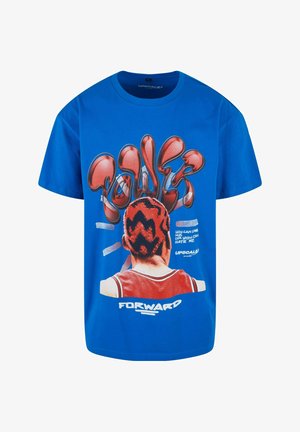 T-shirt di cotone blu con stampa grafica di una persona vista da dietro con capelli rossi e neri, testo in grassetto e scollatura rotonda.