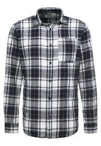 Męska koszula flanelowa z długim rękawem w czarno-biało-szary wzór w kratę, z kieszenią na piersi i zapinana na guziki.