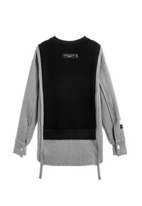 Sudadera gris y negra de manga larga, con cuello redondo y diseño de espalda abierta que presenta un panel y acentos de botones de presión.