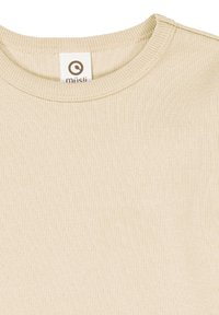 T-shirt beige a coste con scollatura rotonda e un'etichetta con la scritta "miüslí." Il tessuto ha una texture morbida e linee verticali sottili.
