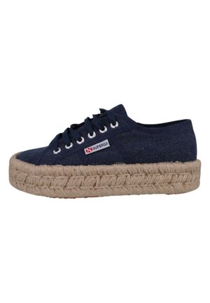 Granatowy sneaker Superga z platformą z juty, sznurowany z przodu, z boczną metką z logo i srebrnymi oczkami.
