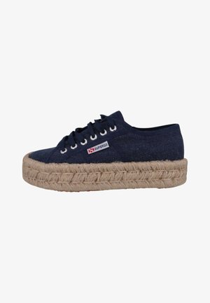 Marineblaue Superga-Sneaker mit Plateausohle aus Juteseil, Schnürung vorne, Logoband an der Seite und silbernen Ösen.
