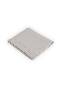 Jasnoszara, dziergana koc, starannie złożony, z teksturowanym plecionym wzorem na jednej krawędzi, wykonany z miękkiego materiału.