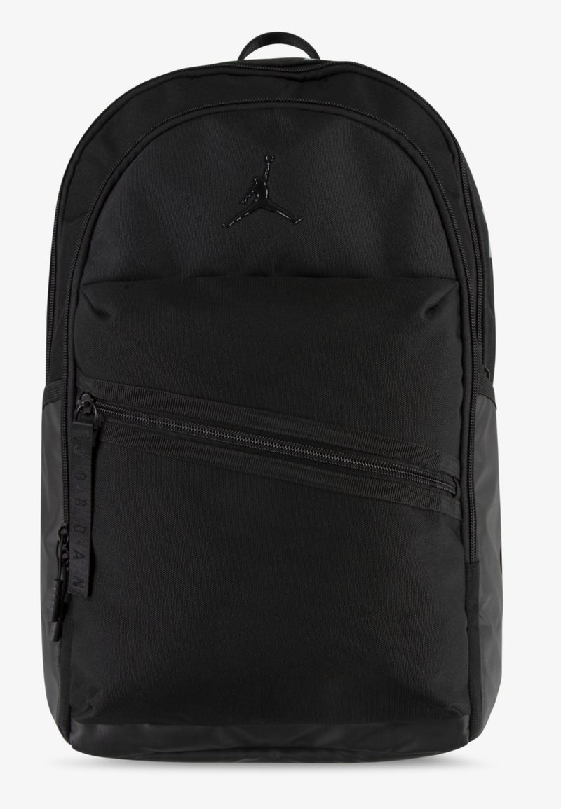 Schwarzer Rucksack aus einem strukturierten Stoff, mit einer vorderen Reißverschlusstasche, geprägtem Logo und gepolstertem Rückenpanel für zusätzlichen Halt.