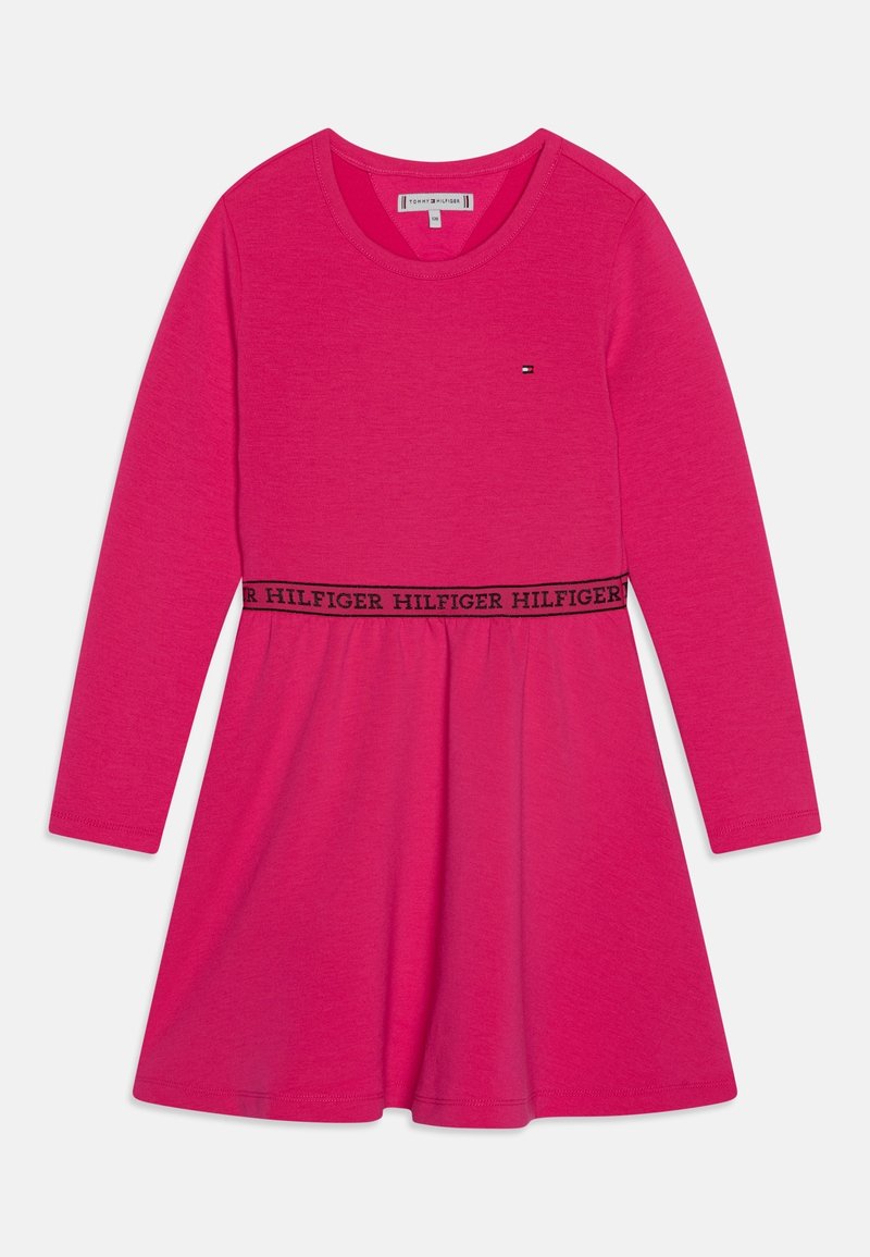 Langärmliges Kleid aus leuchtend pinkem Stoff mit rundem Ausschnitt und gerafftem Rock. Schwarzer Taillenbund mit Schriftzug "HILFIGER".