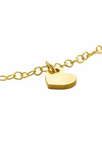 Bracciale in oro con un pendente a forma di cuore liscio e lucido con un anello. I link della catena sono arrotondati e interconnessi.