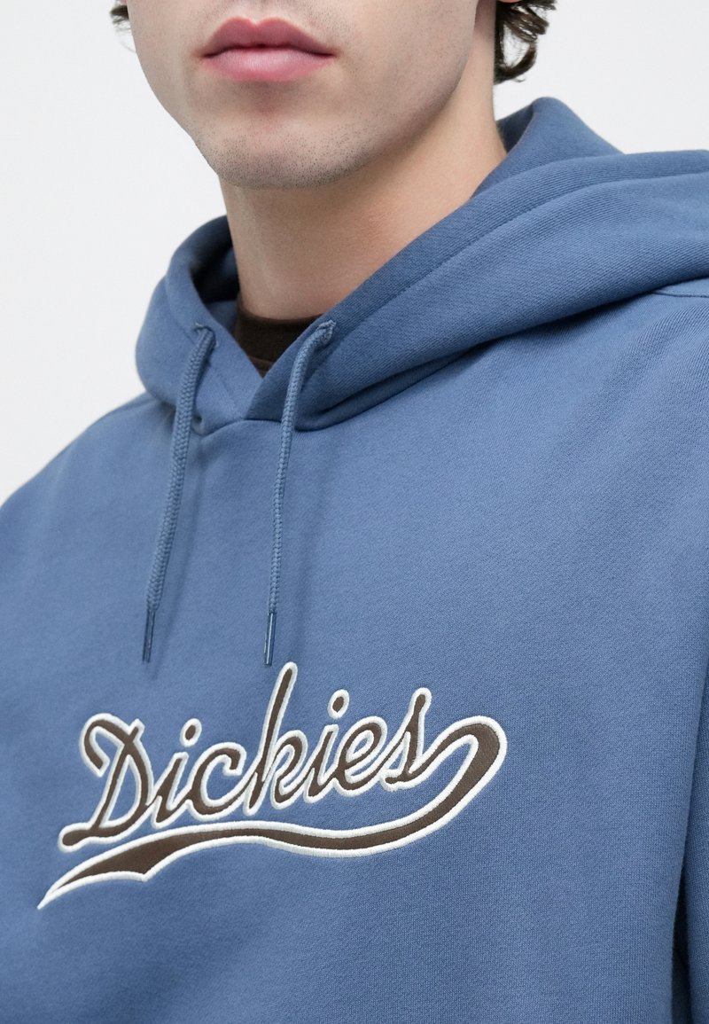Felpa con cappuccio blu in tessuto morbido, con logo ricamato marrone "Dickies" sul petto e coulisse sul cappuccio.