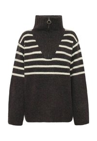 Pull gris foncé avec des rayures horizontales blanches, col haut et fermeture éclair à l'avant avec un tirant circulaire. Texture douce et design à coupe ample.