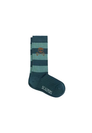 Gestreifte dunkelgrüne und hellgrüne Socken mit einem braunen Totenkopf- und Knochenmotiv und dem Text "SCALPERS" auf der Sohle.