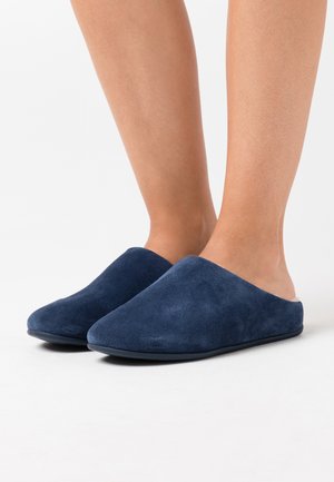 Navyblaue Wildleder-Slipper mit geschlossener Spitze und rücklosem Design. Glatte Textur mit flacher Sohle, geeignet für den Innenbereich.
