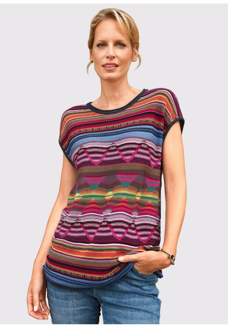 Multicolore Strickoberteil mit Streifen und geometrischen Mustern in Rosa, Blau und Grün, mit kurzen Ärmeln und einem gerundeten Halsausschnitt.