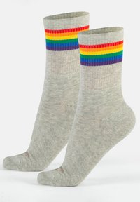Graue Socken mit einem gerippten Bund, der Regenbogenstreifen in Rot, Orange, Gelb, Grün, Blau und Lila aufweist; strukturiertes Gewebe.