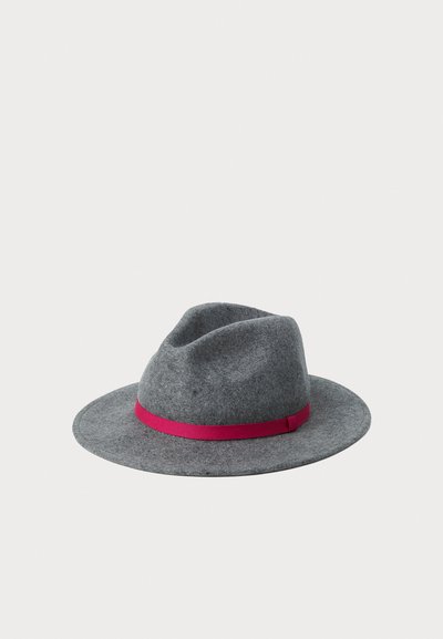 Sombrero gris de fieltro con ala ancha y copa profunda, que presenta una banda de satén fucsia alrededor de la base. Textura suave, sin patrones visibles.