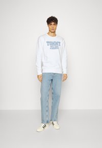 Tommy Jeans REGULAR ENTRY GRAPHIC CREW - Sudadera - white