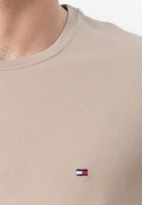 Tommy Hilfiger STRETCH SLIM FIT TEE - Basic T-shirt - coastal taupe