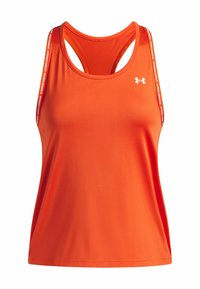 Sport tanktop in fel oranje, gemaakt van zachte stof. Heeft een racerback ontwerp en onderarmbanden met het witte "Under Armour" logo.