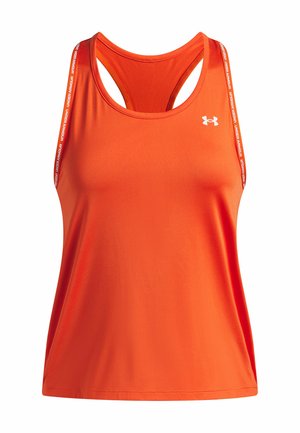 Camiseta sin mangas deportiva en un vibrante color naranja, hecha de una tela suave. Presenta un diseño de espalda nadadora y tirantes bajo el brazo con el logotipo blanco de "Under Armour".