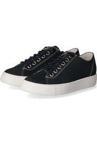 Černé semišové tenisky s bílou gumovou podrážkou, kulatou špičkou a tmavě modrými tkaničkami. Mají bílé prošívání a minimalistický design.