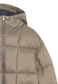 Khaki pufferjack met capuchon, gewatteerd ontwerp en zilveren rits. Glad, glanzend materiaal met een zachte binnenvoering.