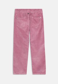 Lyserøde corduroy bukser med afslappet pasform, elastisk talje og to baglommer med syet detaljering.