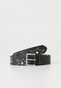 Cinturón de cuero negro con remaches en forma de estrella, hebilla de metal plata y textura suave. Diseñado con agujeros decorativos a lo largo de la correa.