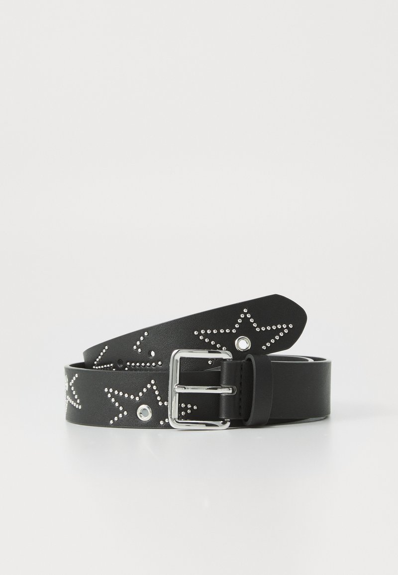 Cinturón de cuero negro con remaches en forma de estrella, hebilla de metal plata y textura suave. Diseñado con agujeros decorativos a lo largo de la correa.