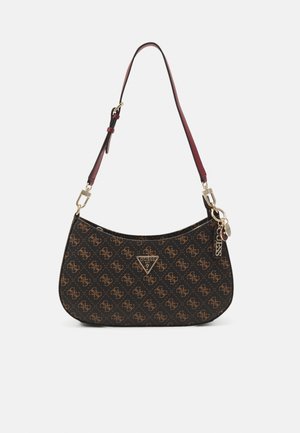 Zwarte schoudertas met monogrampatroon, bordeauxrode schouderband, gouden hardware en een logo plaatje. Glad textuur, gebogen vorm.