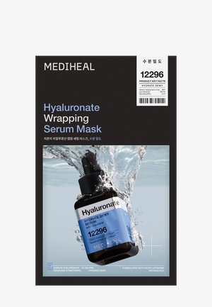 MEDIHEAL Hyaluronate Wrapping Serum Mask pakke med serumflaske, der sprøjter i vand, hvilket fremhæver hydrering og nøgleingredienser.