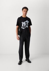 HUGO DABLUMO - Print T-shirt - black