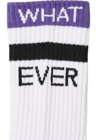 Vita ribbade strumpor med en lila och svart randig mudd, med stickad text som säger "WHAT EVER" i feta svarta bokstäver.
