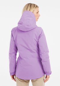Lila wasserdichte Jacke mit Kapuze, elastischen Bündchen und taillierter Passform. Geschmeidige Textur und leichtes Design.