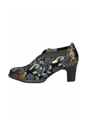 Scarpa nera con tacco, decorata con un motivo floreale ricamato nei colori blu, bianco e oro. Presenta una punta strutturata, pannelli laterali elasticizzati e dettagli testurizzati.