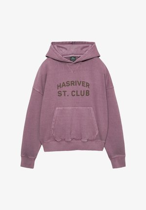 Sweat à capuche en tissu violet doux avec une poche avant, présentant un texte brun foncé « HASRIVER ST. CLUB » centré sur la poitrine.