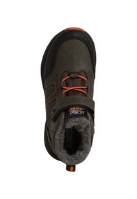 Chaussure de randonnée vert foncé avec des accents noirs, des lacets oranges et une sangle Velcro. Présente une tige texturée et un col doublé en fourrure.